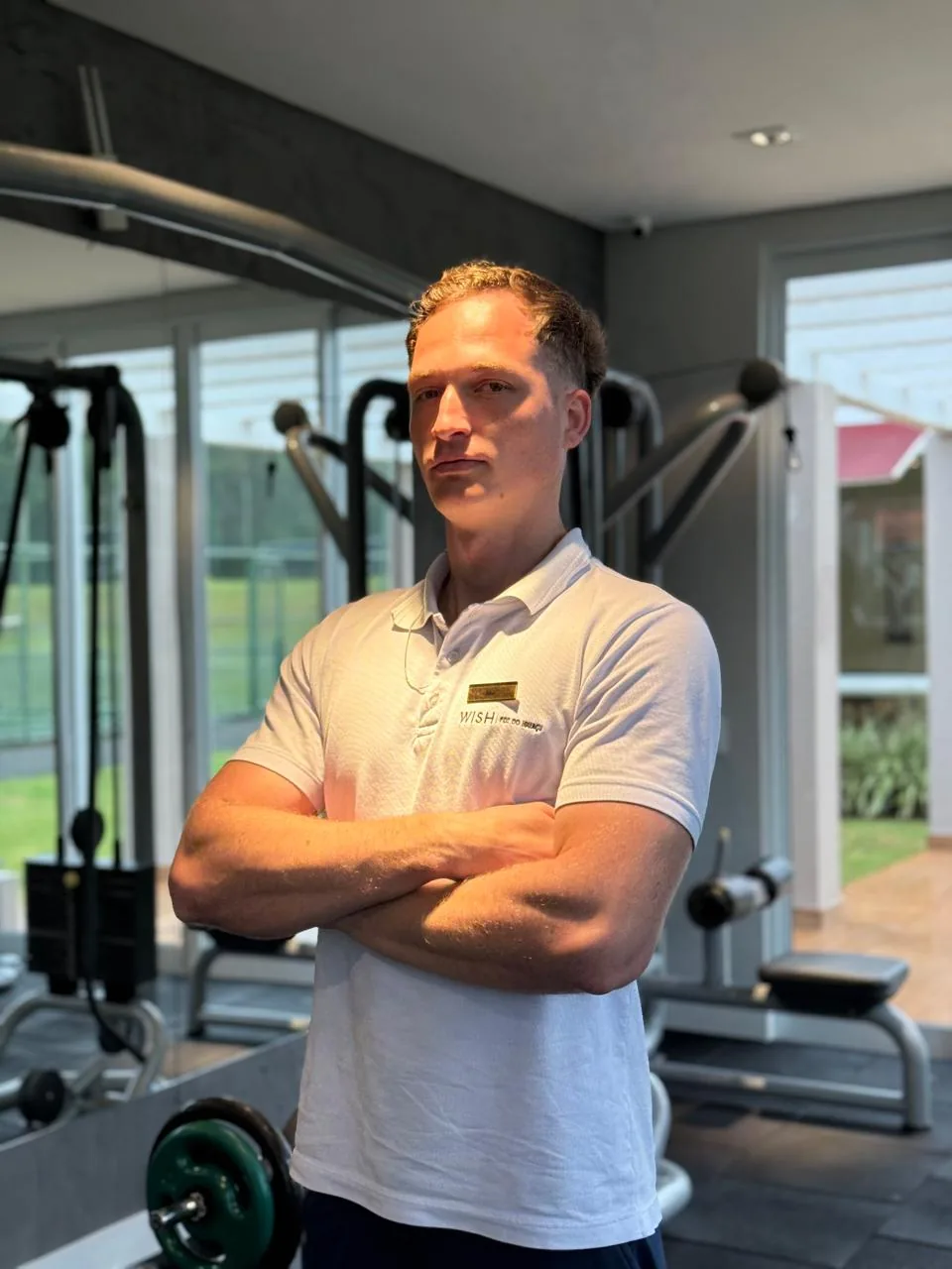 Alex Oliveira, personal trainer, em academia parceira